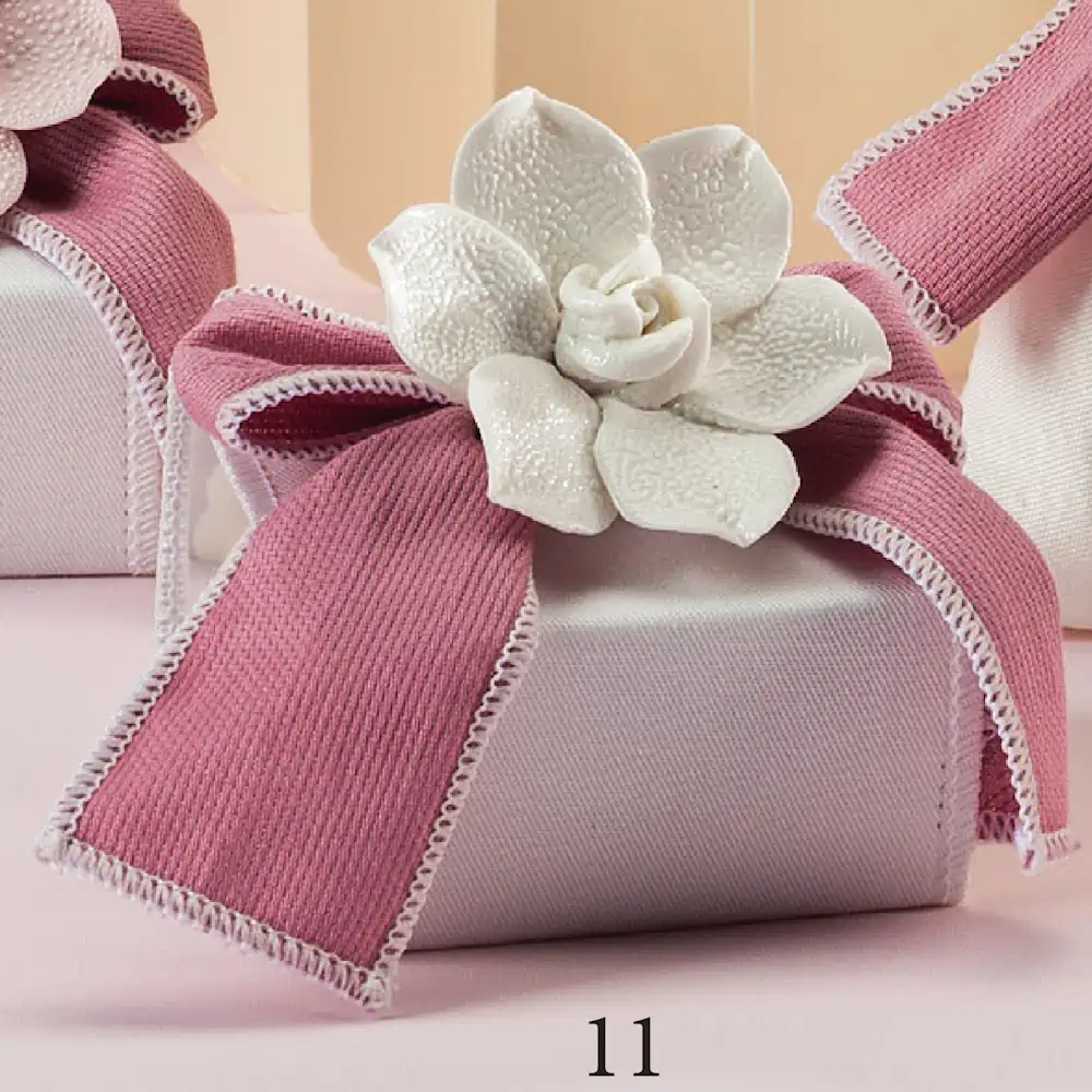 Yvonne Gontier scatolina portaconfetti rosa con fiocco e fiore 8605261